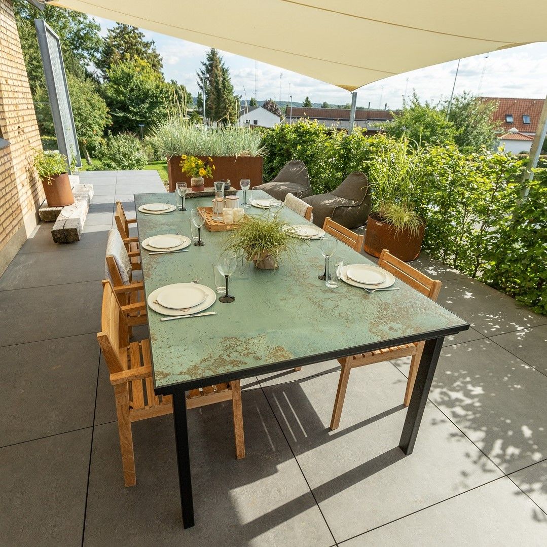 Se Terrassebord i stål med keramisk flise-bordplade - 120 x 120 cm hos Jernbede