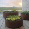 sammensæt højbed i forskellige størrelser i klaser på terrassen eller i haven