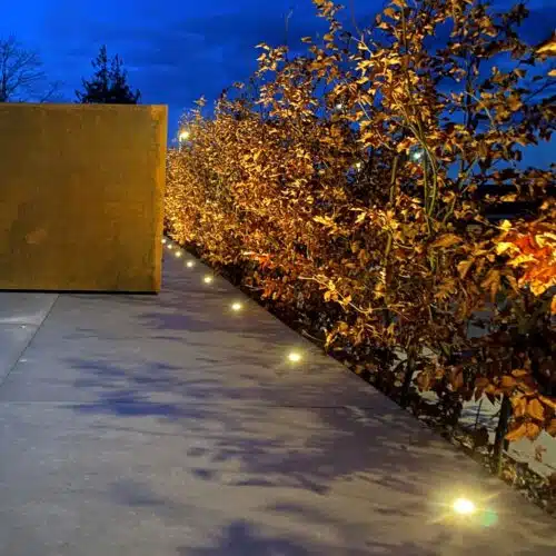 terrasse med lys og højbed i cortenstål